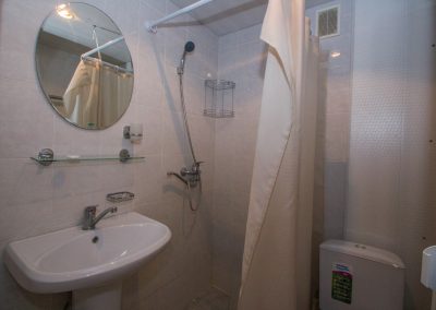 Ванная комната в номере 1 местный 1 категории в санатории Пикет город Кисловодск - фотография