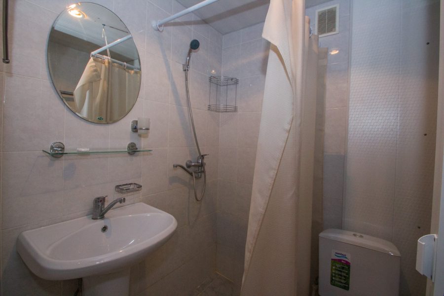 Ванная комната в номере 1 местный 1 категории в санатории Пикет город Кисловодск - фотография