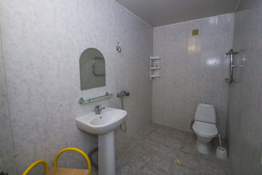 Ванная комната в номере 2 комнатный 4 местный (удобства на этаж) в санатории Пикет город Кисловодск - фотография