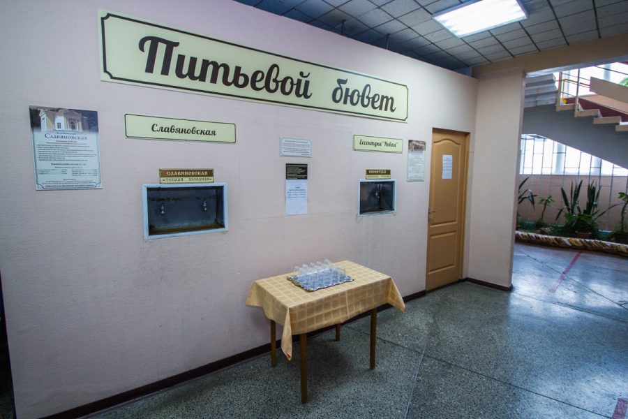 Питьевой бювет перед входом в столовую в санатории Пикет город Кисловодск - фотография