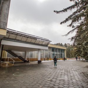 Вид на главный вход в санатории Пикет город Кисловодск - фотография