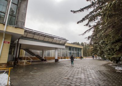 Вид на главный вход в санатории Пикет город Кисловодск - фотография