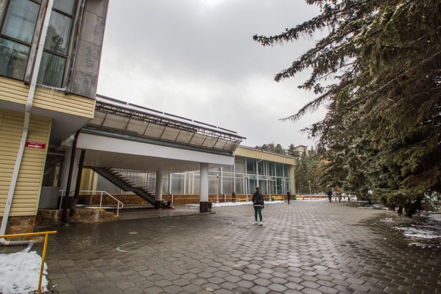 Вид на главный вход в санатории Пикет город Кисловодск - фотография