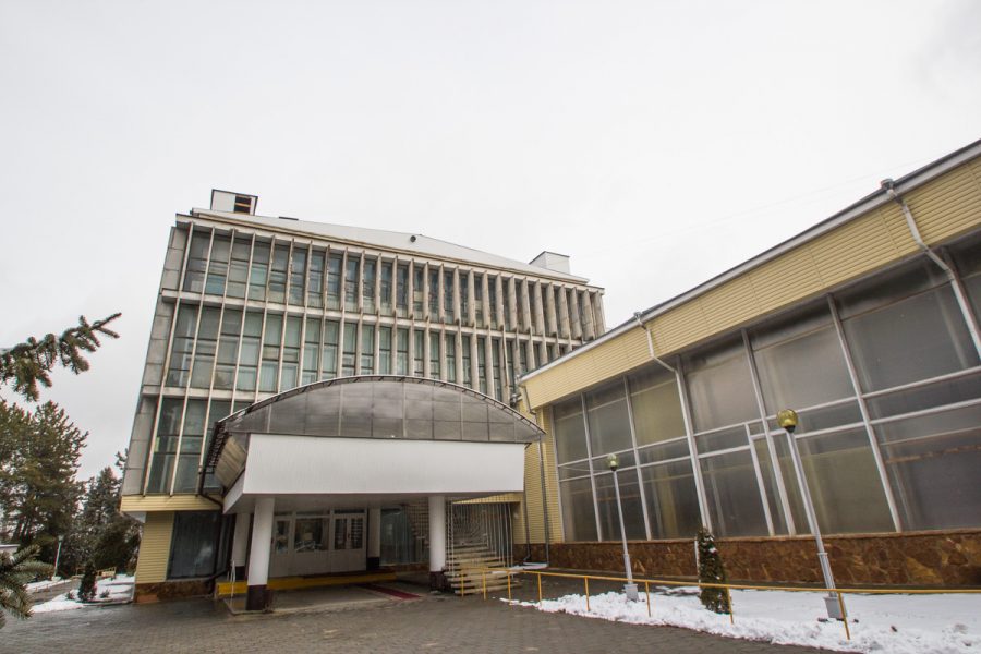Вид на главный вход в санатории Пикет город Кисловодск - фотография