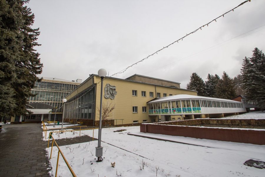 Вид на на переход между корпусами в санатории Пикет город Кисловодск - фотография