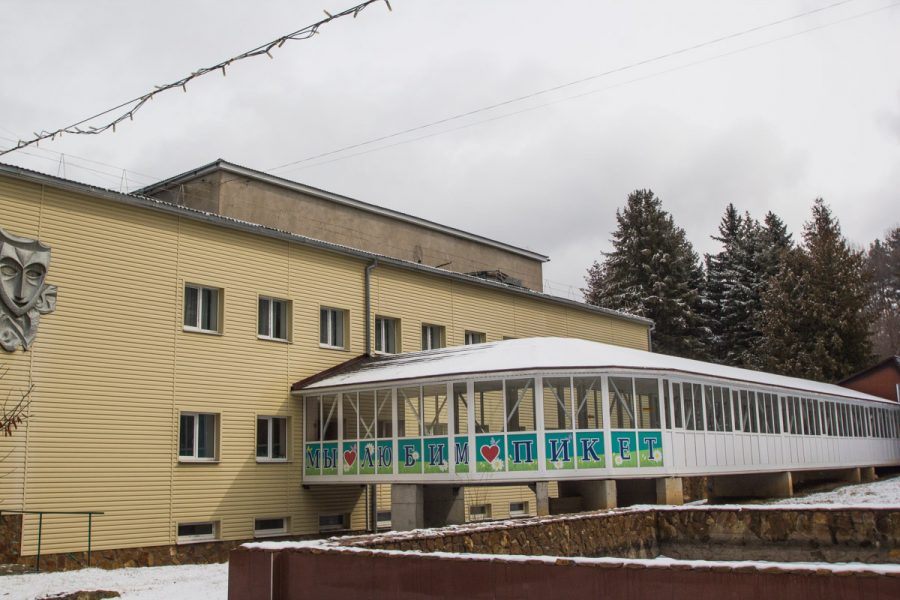 Вид на на переход между корпусами в санатории Пикет город Кисловодск - фотография