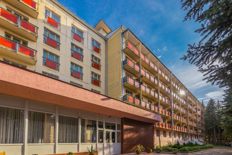 Вид на корпус санатория Пикет город Кисловодск - фотография