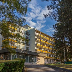 Вид на корпус санатория Пикет город Кисловодск - фотография