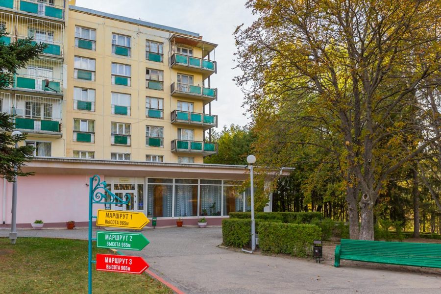 Аллея к корпусам в санатори Пикет город Кисловодск - фотография