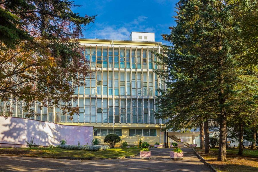 Вид на корпус санатория Пикет город Кисловодск - фотография