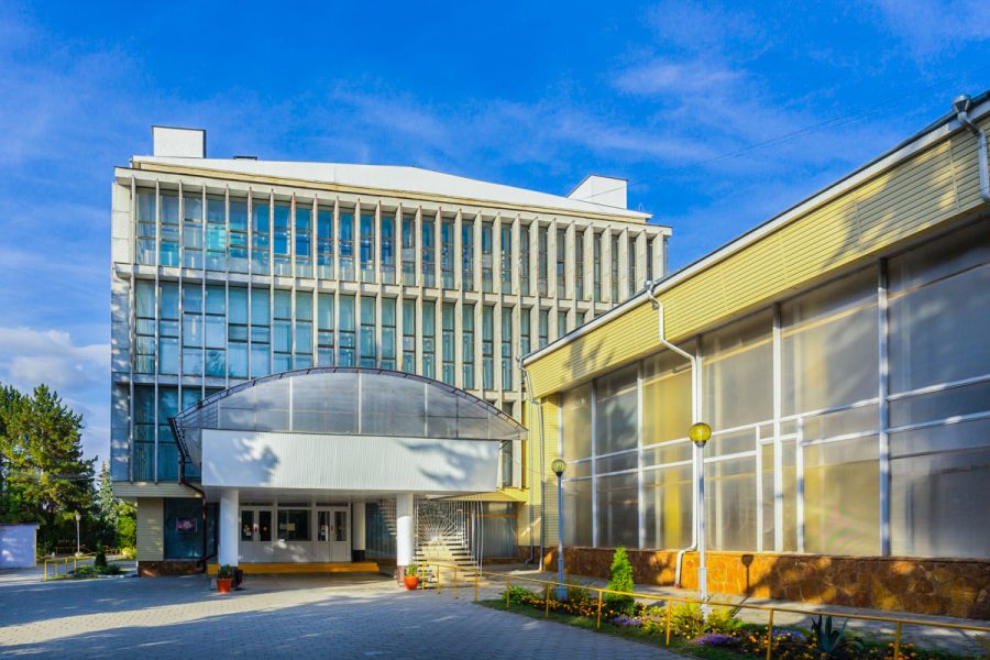 Вид на главный вход в санатории Пикет город Кисловодск - фотография