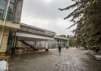 Вид на главный вход в санатории Пикет город Кисловодск - фотография
