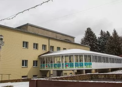 Вид на на переход между корпусами в санатории Пикет город Кисловодск - фотография