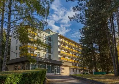 Вид на корпус санатория Пикет город Кисловодск - фотография