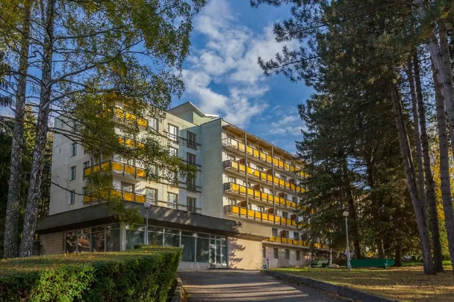 Вид на корпус санатория Пикет город Кисловодск - фотография