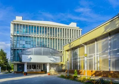 Вид на главный вход в санатории Пикет город Кисловодск - фотография